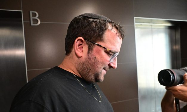 Netanyahu aide Urich allowed to keep working at PMO after court rejects prosecution’s request
