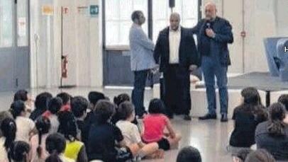 Gazan meets with 200 children in Italy, Hamas supporter translates: ‘Sing Free Palestine!’
