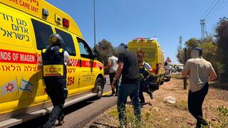 1 dead, at least 5 wounded in suspected terror drive-by shootings in central Israel