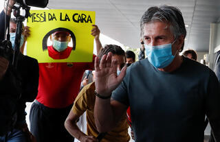 Messi’s father hospitalized with a ‘health situation’; family attacks media for ‘lack of sensitivity’