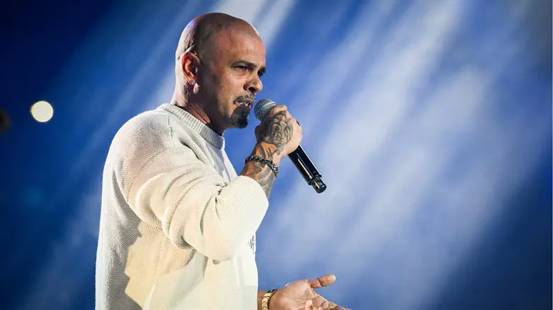 Popular Israeli singer takes upon himself to observe Shabbat