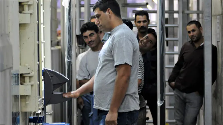 Hundreds of Gazans turn themselves in to return to Gaza