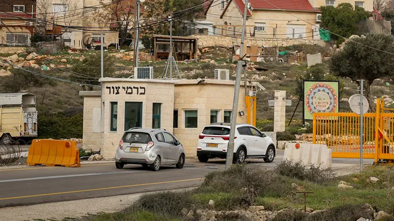 Attempted ramming in Gush Etzion: Arab attacks Jewish resident, flees in Israeli car