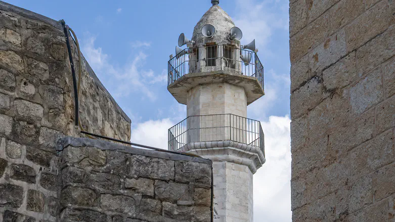 With opposition support: Bill to limit mosque noise approved in preliminary reading