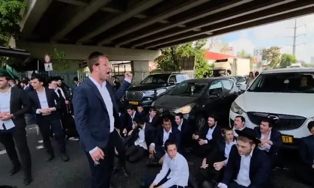 Haredi protesters block Route 4 during rush hour