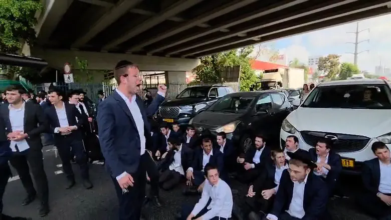 Haredi protesters block Route 4 during rush hour