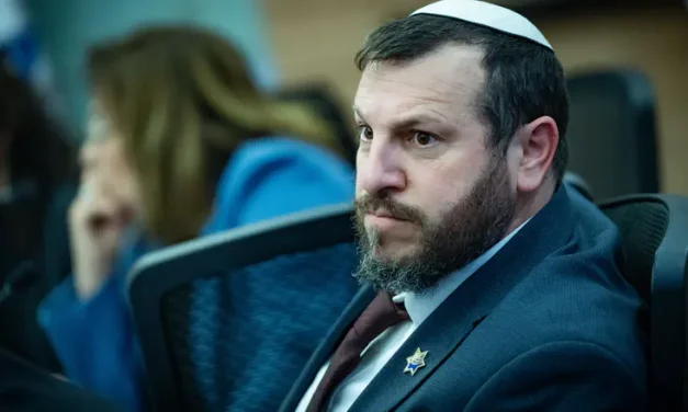 Minister Eliyahu chokes up with tears in the Knesset