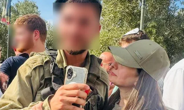 From plane to ceremony: Soldier’s mother surprises him after beret march