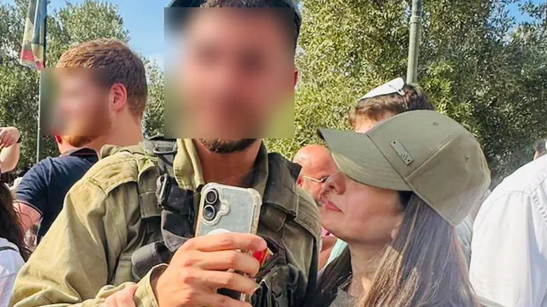 From plane to ceremony: Soldier’s mother surprises him after beret march
