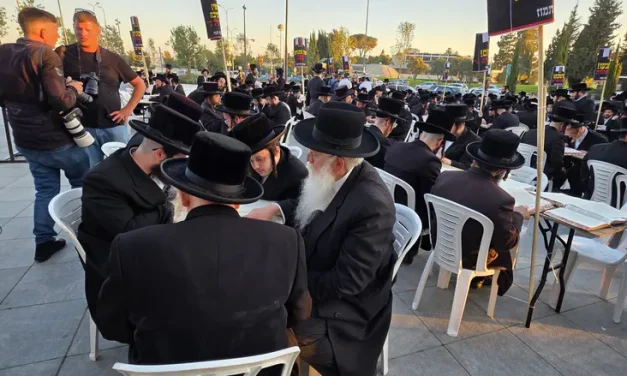 Hundreds of hassidim set up protest study hall outside AG’s office