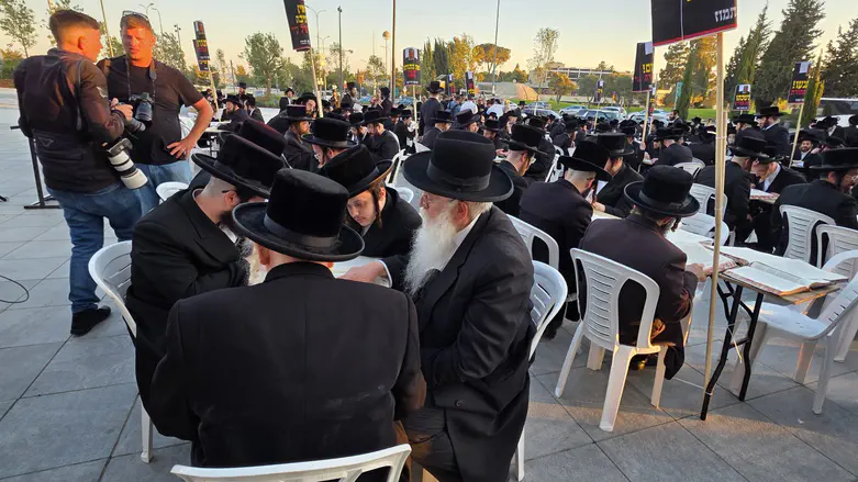 Hundreds of hassidim set up protest study hall outside AG’s office