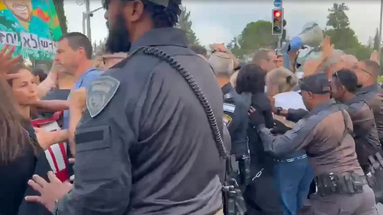 Police and protesters clash near Knesset