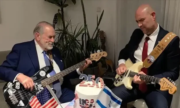 Watch: Ohana and Huckabee play US anthem