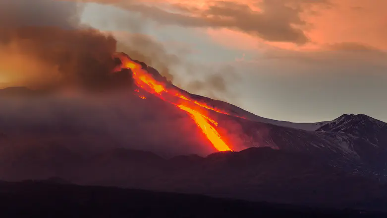 Italy: Mount Etna erupts again, disrupting flights