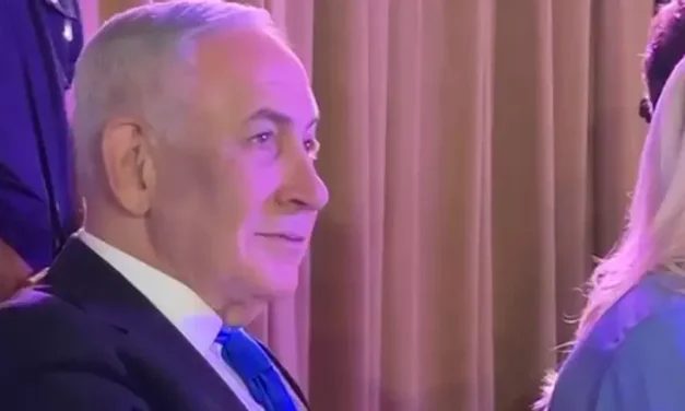 Watch: Netanyahu views video of Rebbe at farewell event