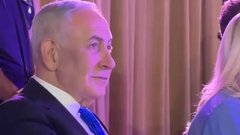 Watch: Netanyahu views video of Rebbe at farewell event