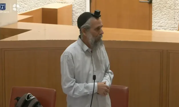 Tefillin-wearing petitioner draws attention during Supreme Court hearing