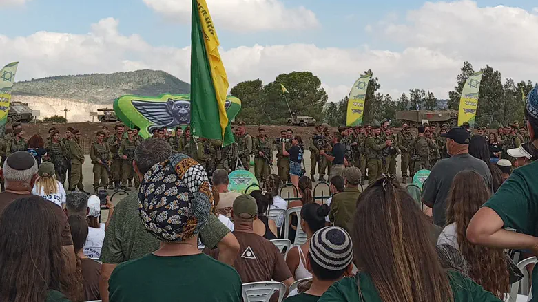 Golani families outraged over female singers at beret ceremony