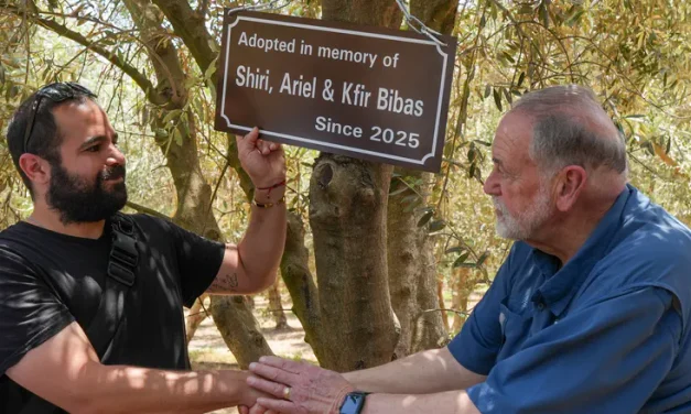 Ambassador Huckabee honors the Bibas family