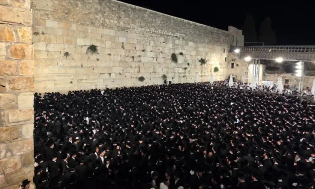 Thousands gather at Western Wall to pray for Vizhnitz Rebbe’s recovery