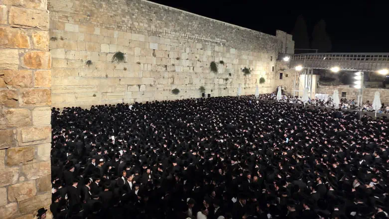 Thousands gather at Western Wall to pray for Vizhnitz Rebbe’s recovery