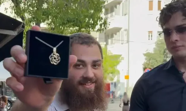 Antisemitic blogger surprised with Star of David necklace