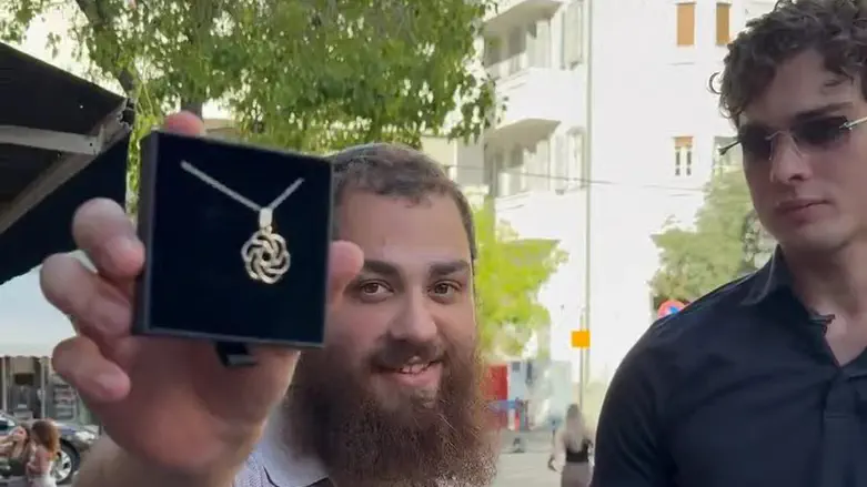 Antisemitic blogger surprised with Star of David necklace