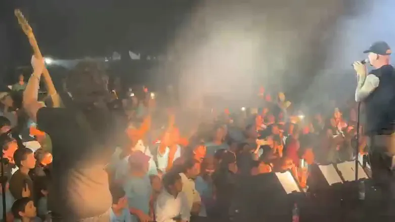 Watch: Raviv Kaner sings with children of bereaved families