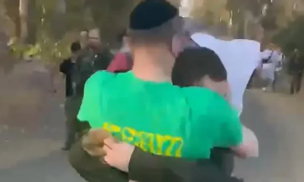 Moving: The surprise waiting for a lone soldier after his beret march
