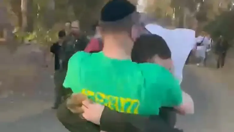 Moving: The surprise waiting for a lone soldier after his beret march