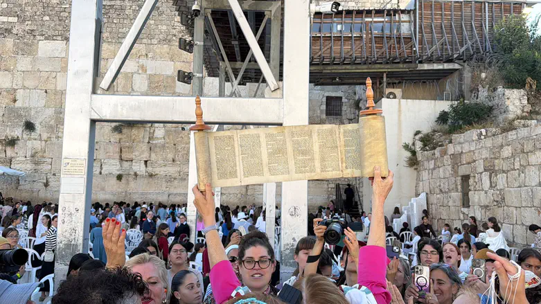 Women of the Wall clash with worshippers at Western Wall