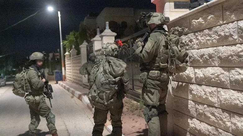 Duvdevan arrests bomb makers, arms dealer in Binyamin raid