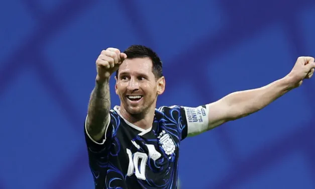 Late stunner powers Argentina past England to World Cup final