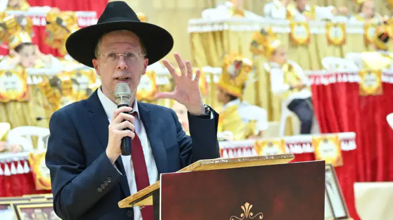 Shabbat began he was alive, when it ended there were 9 orphans