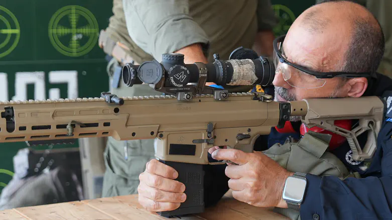 Watch: Police Commissioner tries the Yamam’s Arad 7 rifle