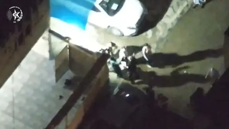 Watch: Police officers violently attacked in Jisr az-Zarqa
