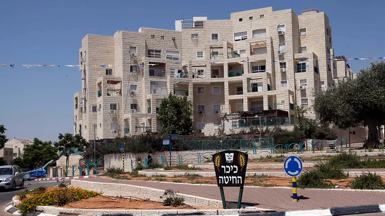 Uproar in Elad after car enters city on Shabbat & strikes pedestrians