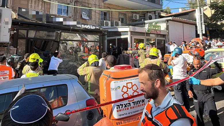 1 killed, search for trapped people continues after Jerusalem balcony collapses