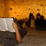 Tens of thousands stream to Western Wall as Tisha B’Av begins