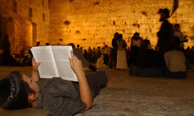 Tens of thousands stream to Western Wall as Tisha B’Av begins
