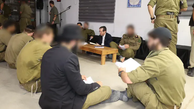 Herzog reads Book of Lamentations with soldiers of haredi brigade