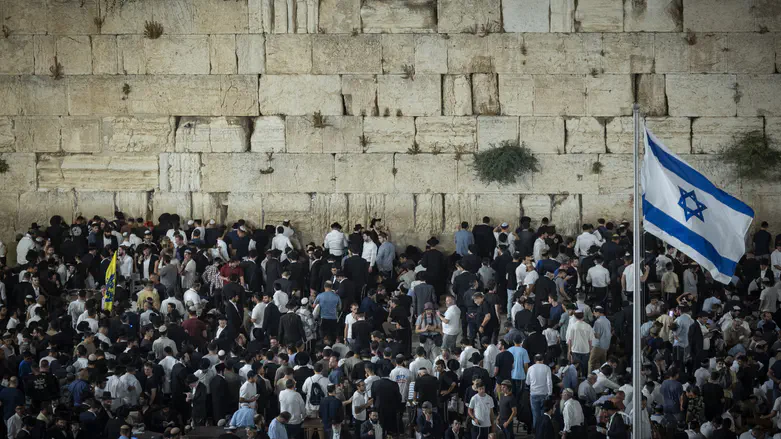 Near the site of destruction: Thousands gather at the Western Wall on Tisha B’Av eve