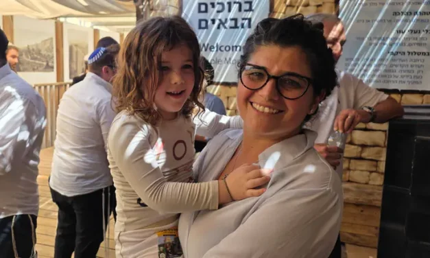Sharren Haskel visits Temple Mount with daughter on Tisha B’Av