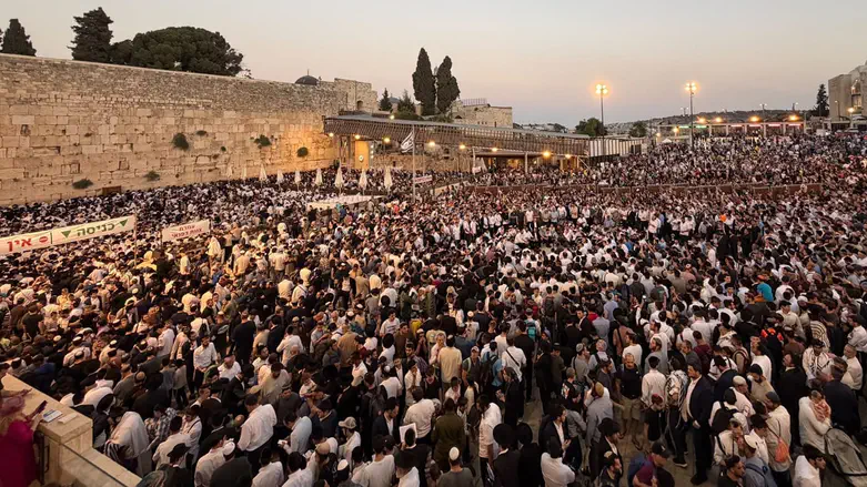 Watch: Hundreds gather for song and prayer as Tisha B’Av ends
