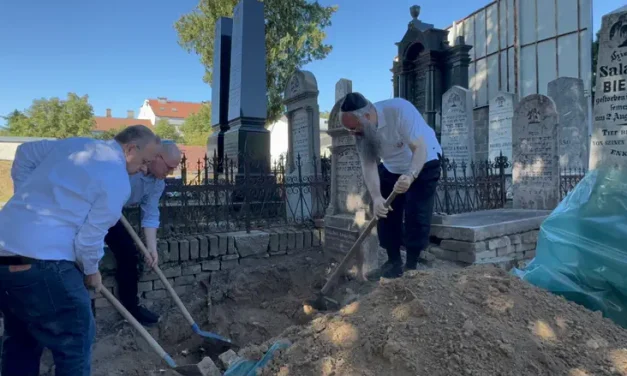 Watch: Herzl’s grandparents to be reburied in Israel after 77 years