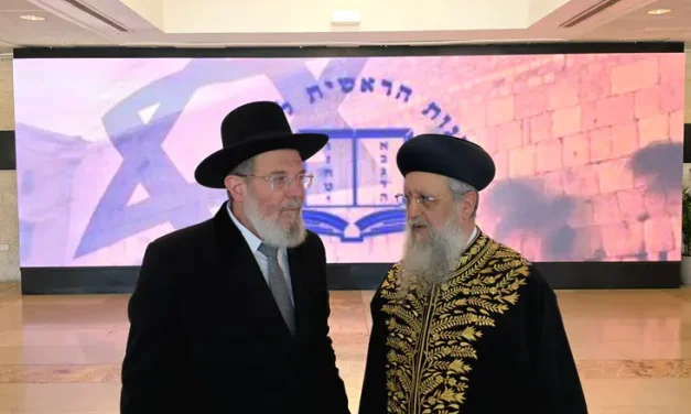 Chief Rabbi Kalman Bar backs Rabbi David Yosef