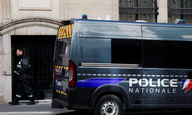 Man arrested in Paris after attacking several people with knives