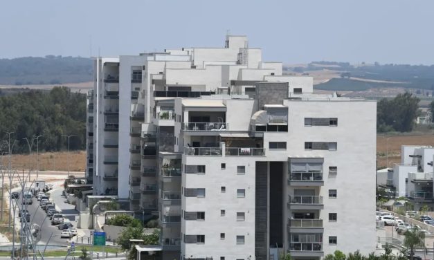 Who is eligible to be accepted into Sderot’s “tech neighborhood”?