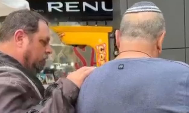 ‘I want to kill you’: Man threatens, hits MK Moshe Tur-Paz’s aide in Ramat Gan