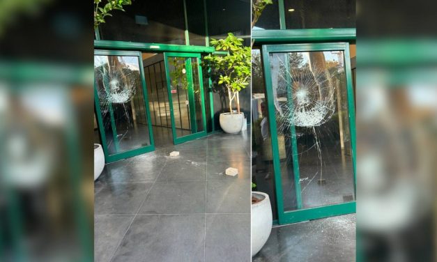 Ramat Gan man arrested for smashing Channel 12 entrance, leaving death threat against media figures